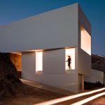 White villa in rough environment-interpretation of the unique spatial texture